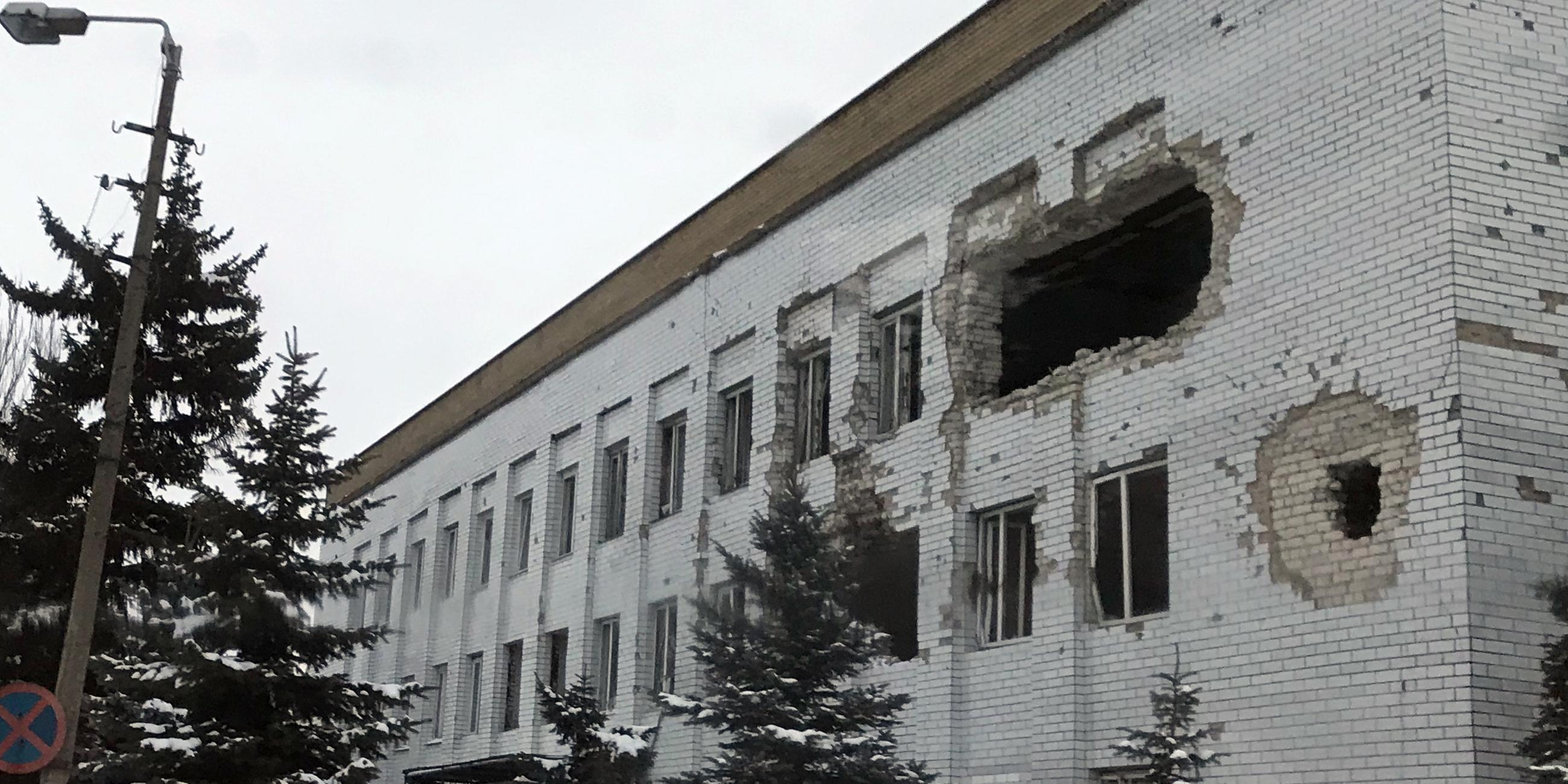 Das ehemalige Polizeigebäude, welches von einem Panzer beschossen worden ist