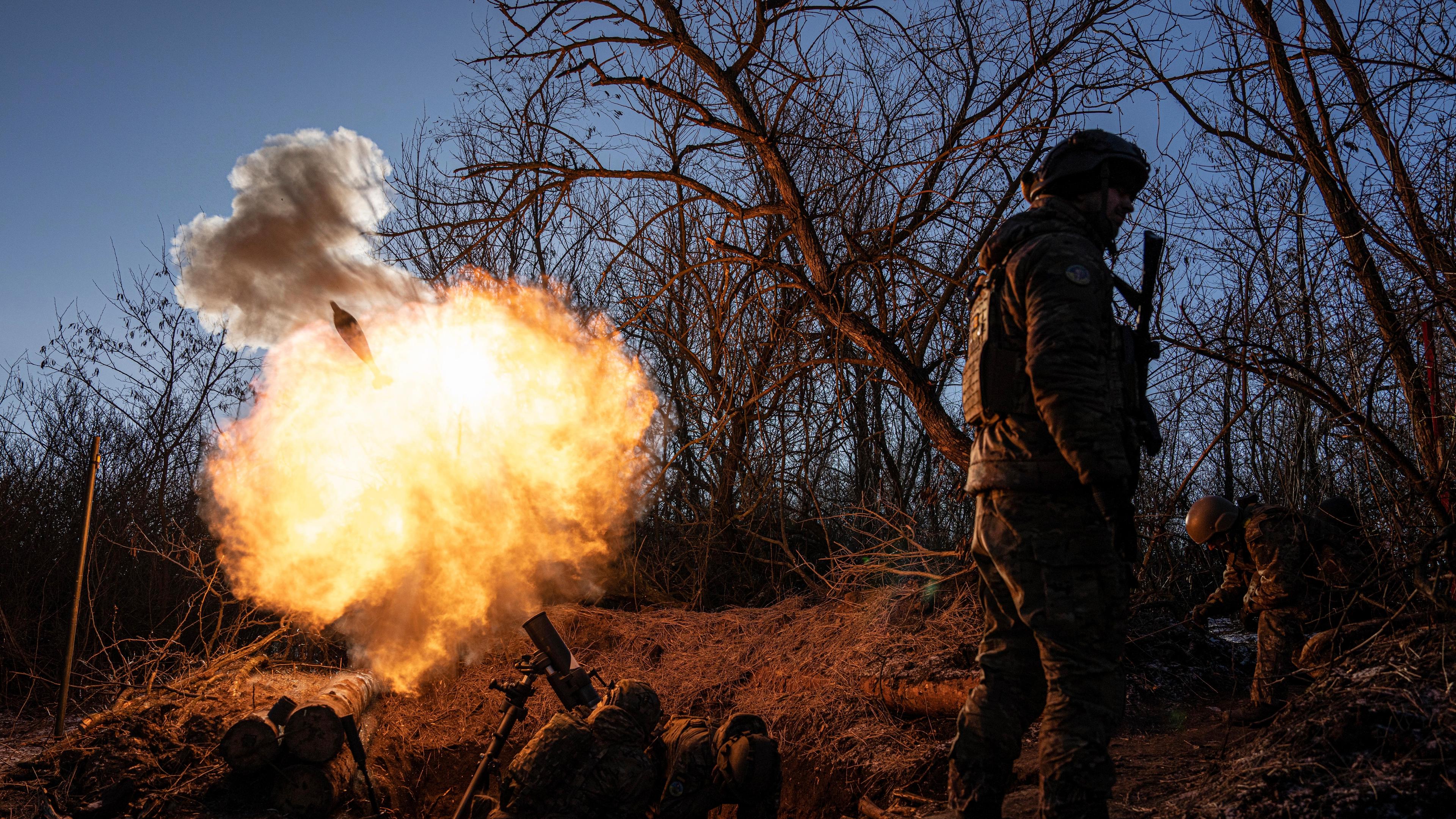 Ukrainische Soldaten feuern einen 120-mm-Mörser auf russische Stellungen an der Frontlinie in der Nähe von Bachmut.