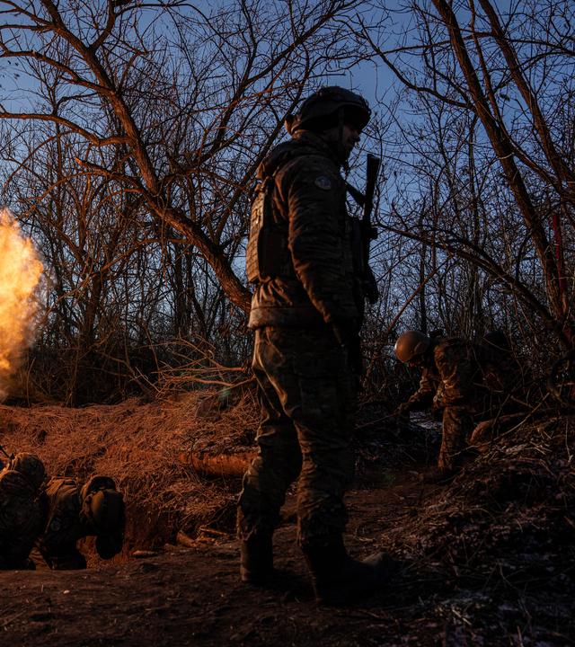 Ukrainische Soldaten feuern einen 120-mm-Mörser auf russische Stellungen an der Frontlinie in der Nähe von Bachmut.