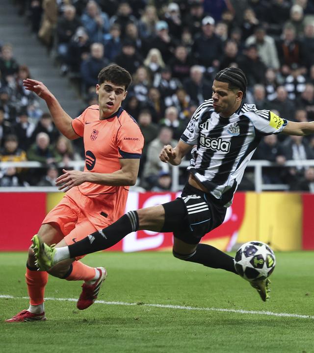 William Osula fliegt im 16er am Ball vorbei und in Barcelonas Innenverteidiger Pau Cubarsí rein