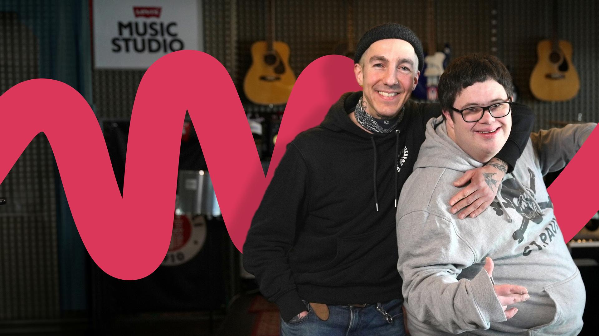Ottos Apfel in ihrem Probenraum im Hamburger Millerntor-Stadion. Wo sonst der FC St. Pauli spielt geben unter der Woche Maurice und Joey Maurice so richtig Gas. 