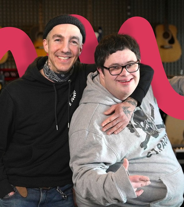 Ottos Apfel in ihrem Probenraum im Hamburger Millerntor-Stadion. Wo sonst der FC St. Pauli spielt geben unter der Woche Maurice und Joey Maurice so richtig Gas. 