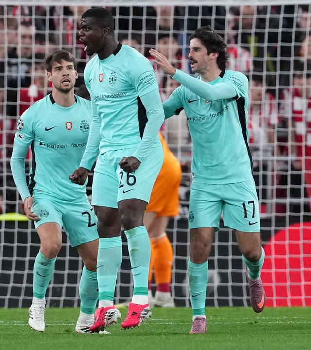 Ousmane Diomande jubelt mit seinen Teamkollegen über das erste Tor seiner Mannschaft am 28.01.2026 in Biolbao.