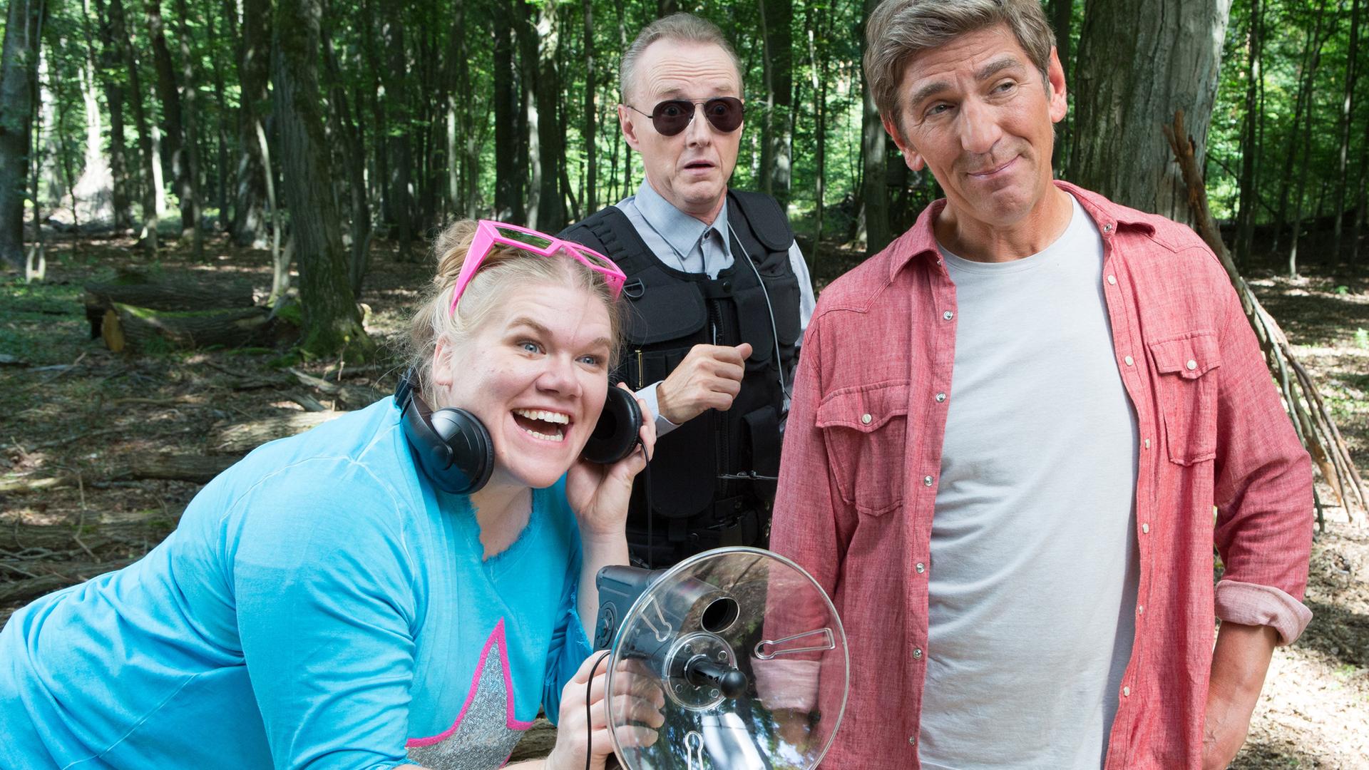 Dani Paschulke, gespielt von Gisa Flake, Herr Kluthe, gespielt von Holger Handtke und Fritz Fuchs, gespielt von Guido Hammesfahr, stehen nebeneinander und blicken erfreut und erstaunt in die Ferne.