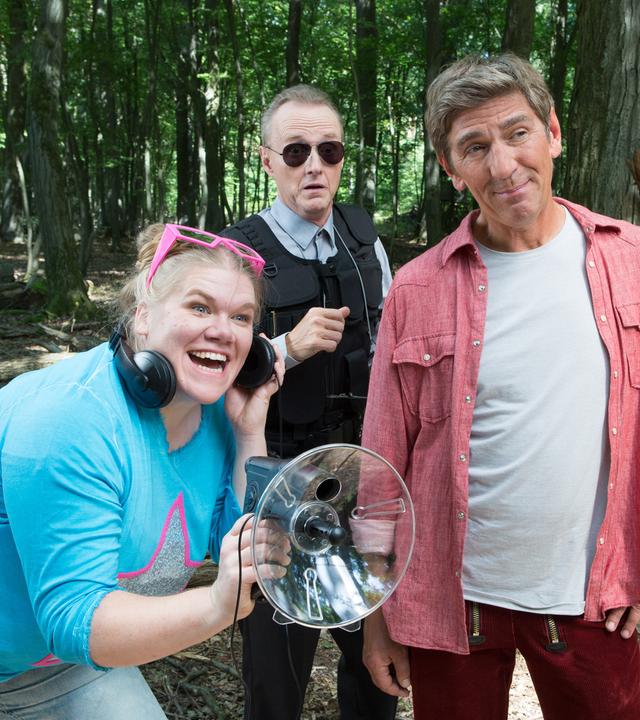 Dani Paschulke, gespielt von Gisa Flake, Herr Kluthe, gespielt von Holger Handtke und Fritz Fuchs, gespielt von Guido Hammesfahr, stehen nebeneinander und blicken erfreut und erstaunt in die Ferne.