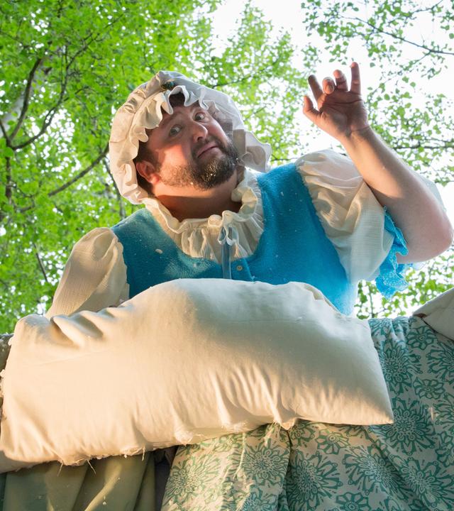 Davis Paschulke als Frau Holle verkleidet