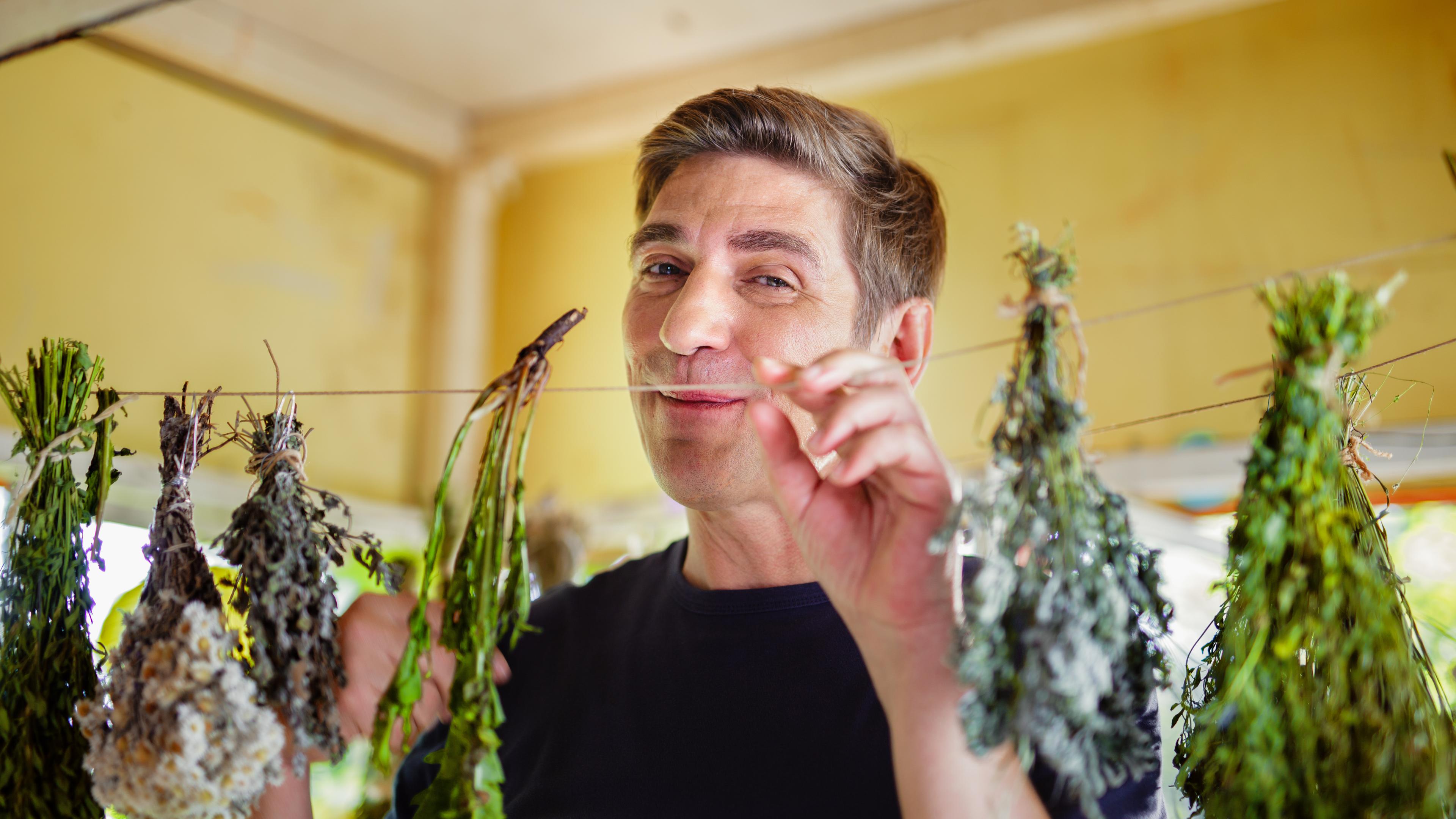 Fritz hält eine Leine an der Kräuter hängen.