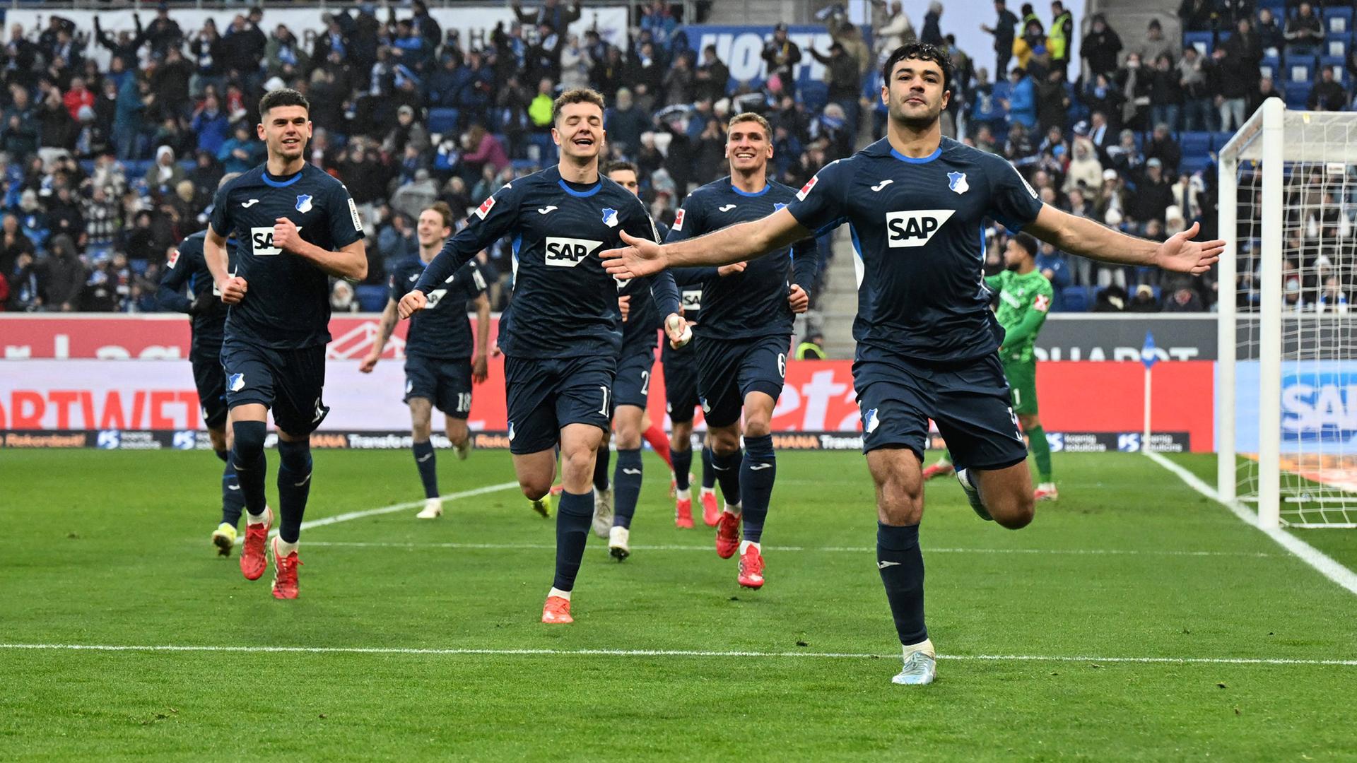 Hoffenheims Abwehrspieler Ozan Kabak freut sich zusammen mit seinen Teamkollegen über sein Tor zum 2:0 gegen den SC Freiburg