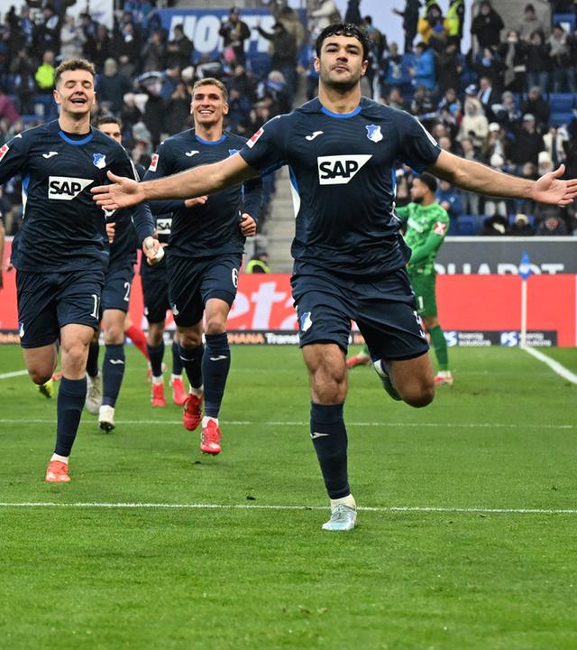 Hoffenheims Abwehrspieler Ozan Kabak freut sich zusammen mit seinen Teamkollegen über sein Tor zum 2:0 gegen den SC Freiburg