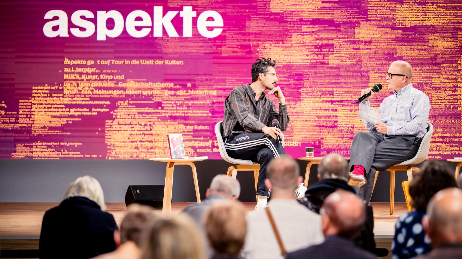 aspekte-Literaturpreisträger Ozan Zakariya Keskinkılıç im Gespräch mit aspekte-Redaktionsleiter Daniel Fiedler