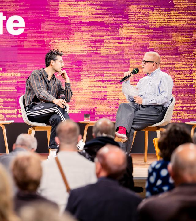aspekte-Literaturpreisträger Ozan Zakariya Keskinkılıç im Gespräch mit aspekte-Redaktionsleiter Daniel Fiedler
