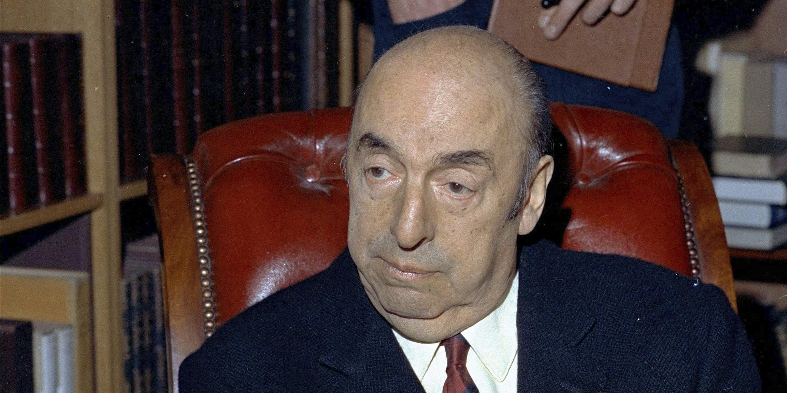 Archiv: Auf diesem Aktenfoto vom 21. Oktober 1971 sitzt der mit dem Nobelpreis ausgezeichnete Dichter Pablo Neruda in Paris, Frankreich. 