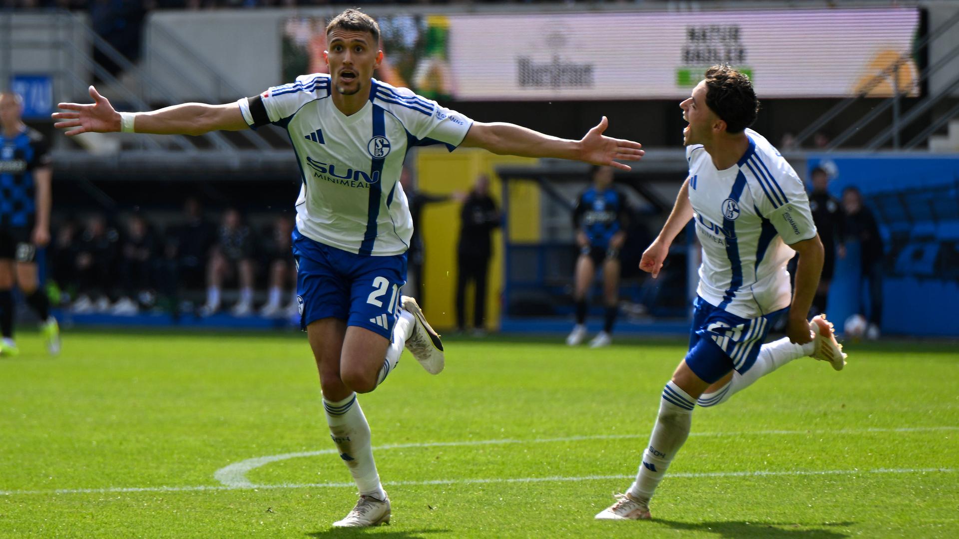 Schalkes Mittelfeldspieler Dejan Ljubičić jubelt über seinen Treffer zum 2:3 in der Zweitligapartie gegen den SC Paderborn