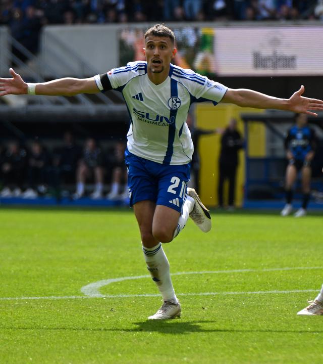 Schalkes Mittelfeldspieler Dejan Ljubičić jubelt über seinen Treffer zum 2:3 in der Zweitligapartie gegen den SC Paderborn