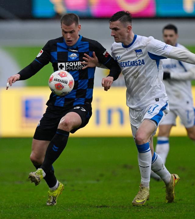 Steffen Tigges (Paderborn) und Niklas Kolbe (Hertha BSC) kämpfen. 