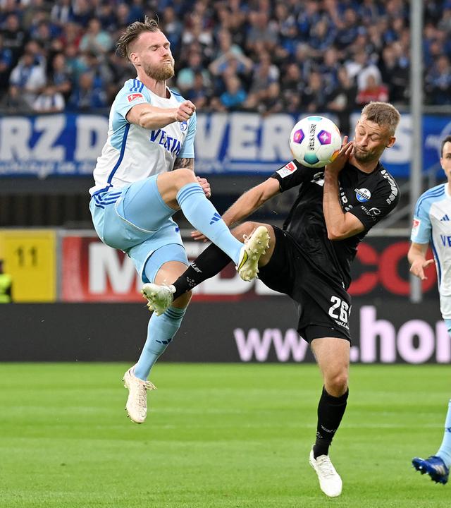 Schalkes Tomas Kalas im Zweikampf mit Paderborns Sebastian Klaas am 30.09.2023.