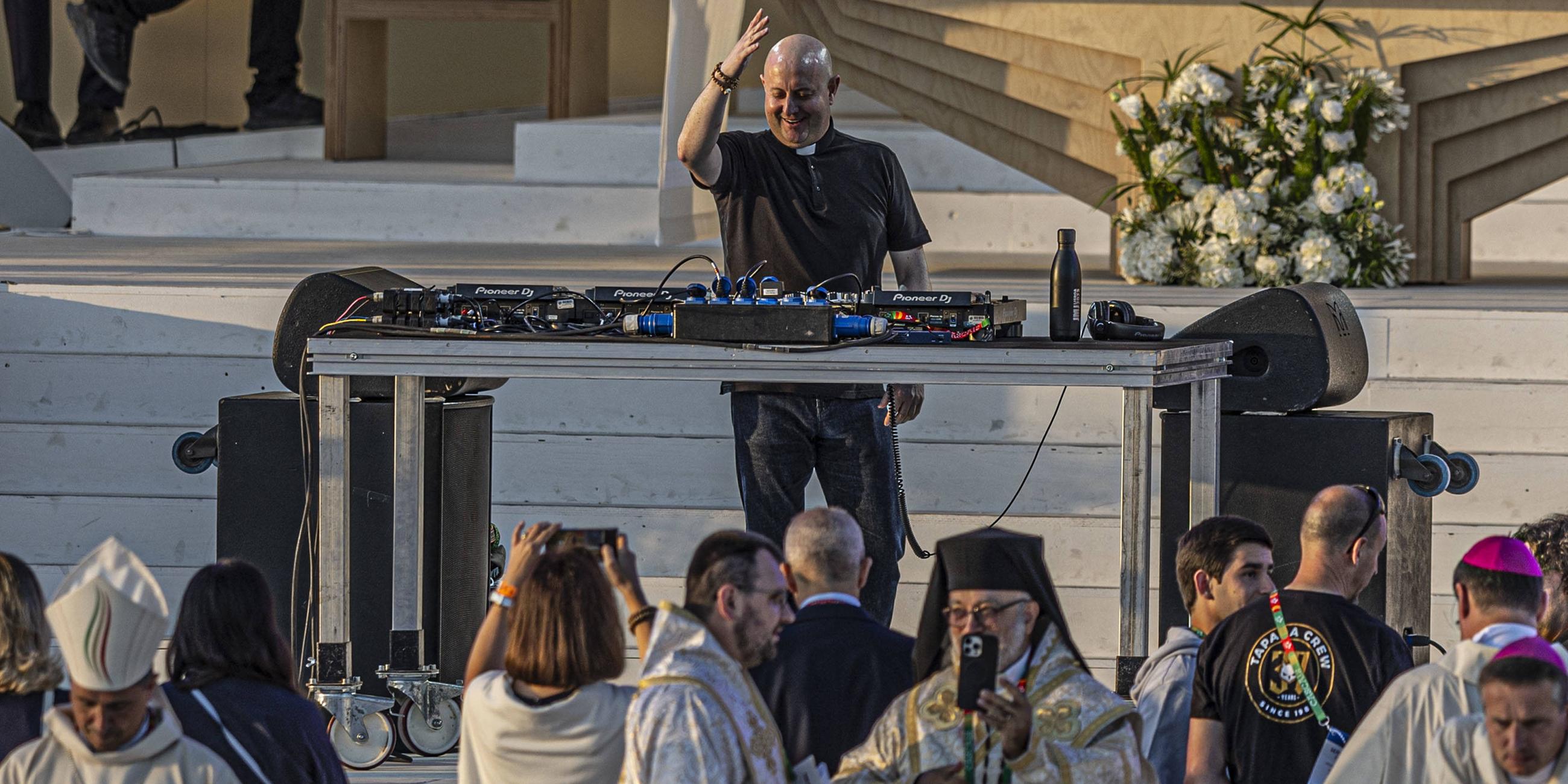 Padre Guilherme DJ spielt am 06.08.2023 im Morgengrauen Musik in Campo da Graca.