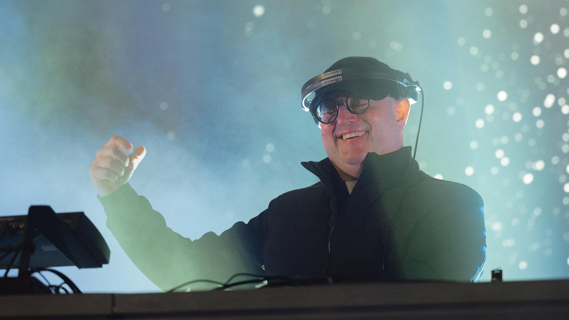 Padre Guilherme performt als DJ vor der St. Elisabeth Kathedrale in der Sowakai