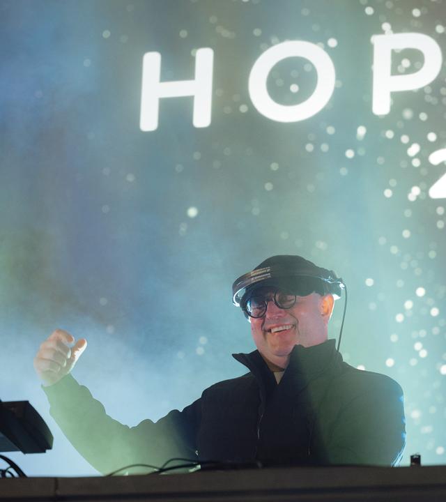 Padre Guilherme performt als DJ vor der St. Elisabeth Kathedrale in der Sowakai