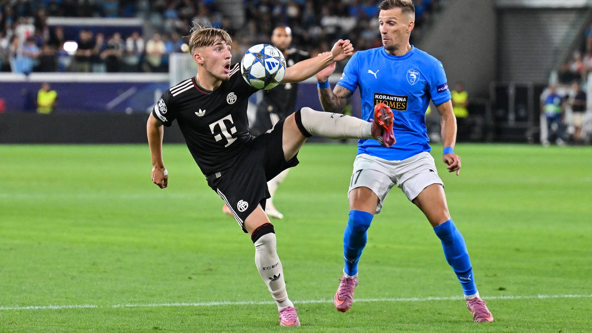 Lennart Karl bei der Ballannahme im Zweikampf mit Mislav Orsic.