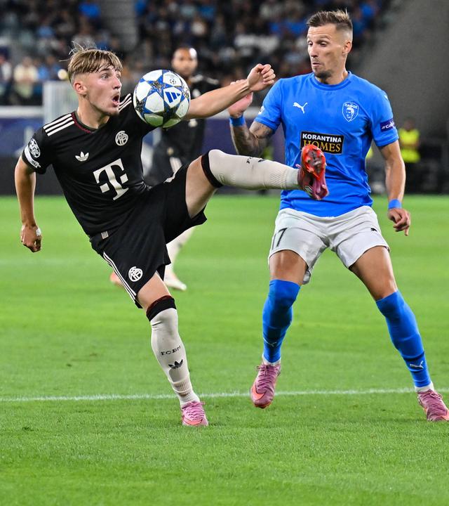 Lennart Karl bei der Ballannahme im Zweikampf mit Mislav Orsic.