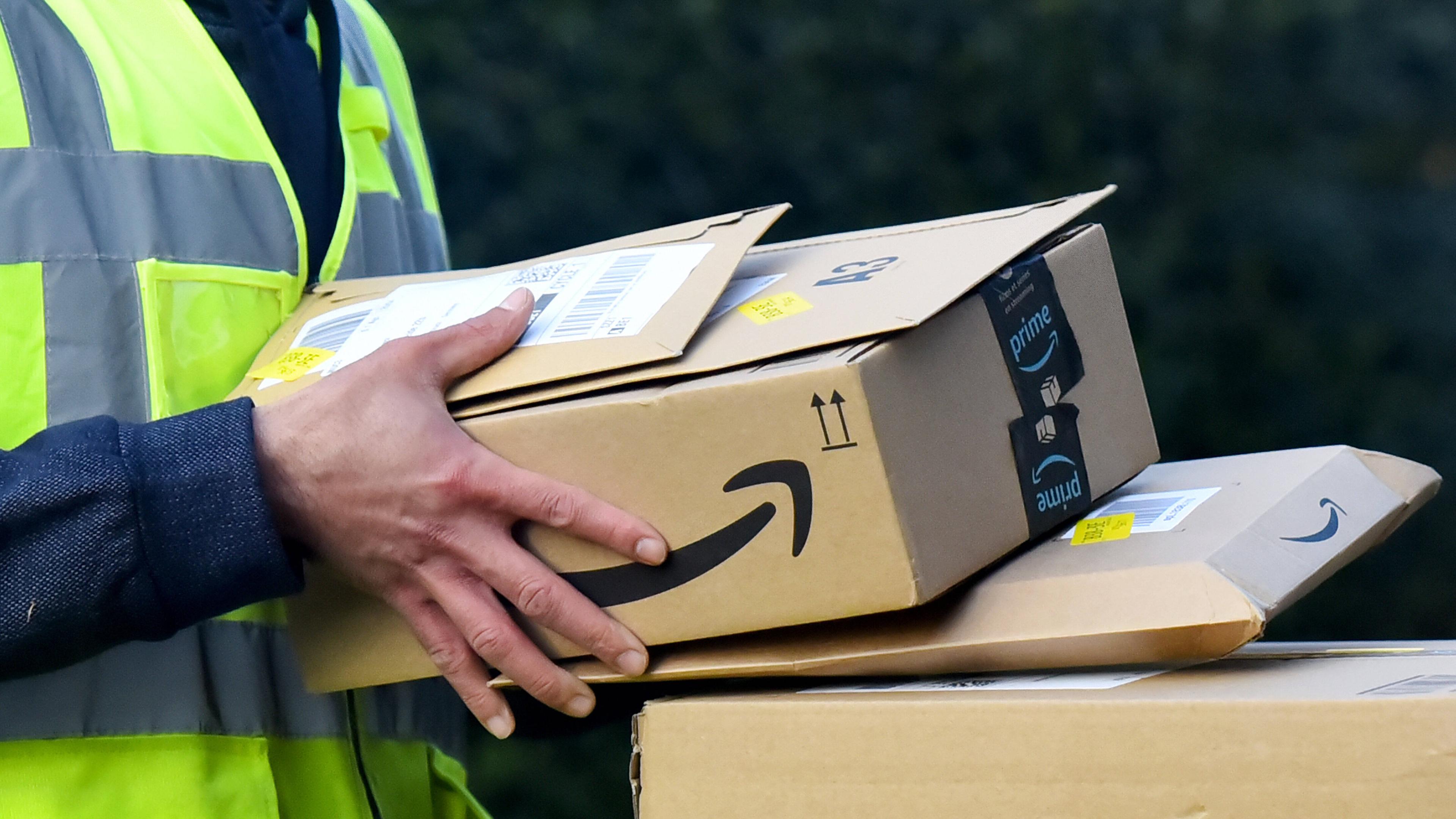 Mann trägt Amazonpakete aus