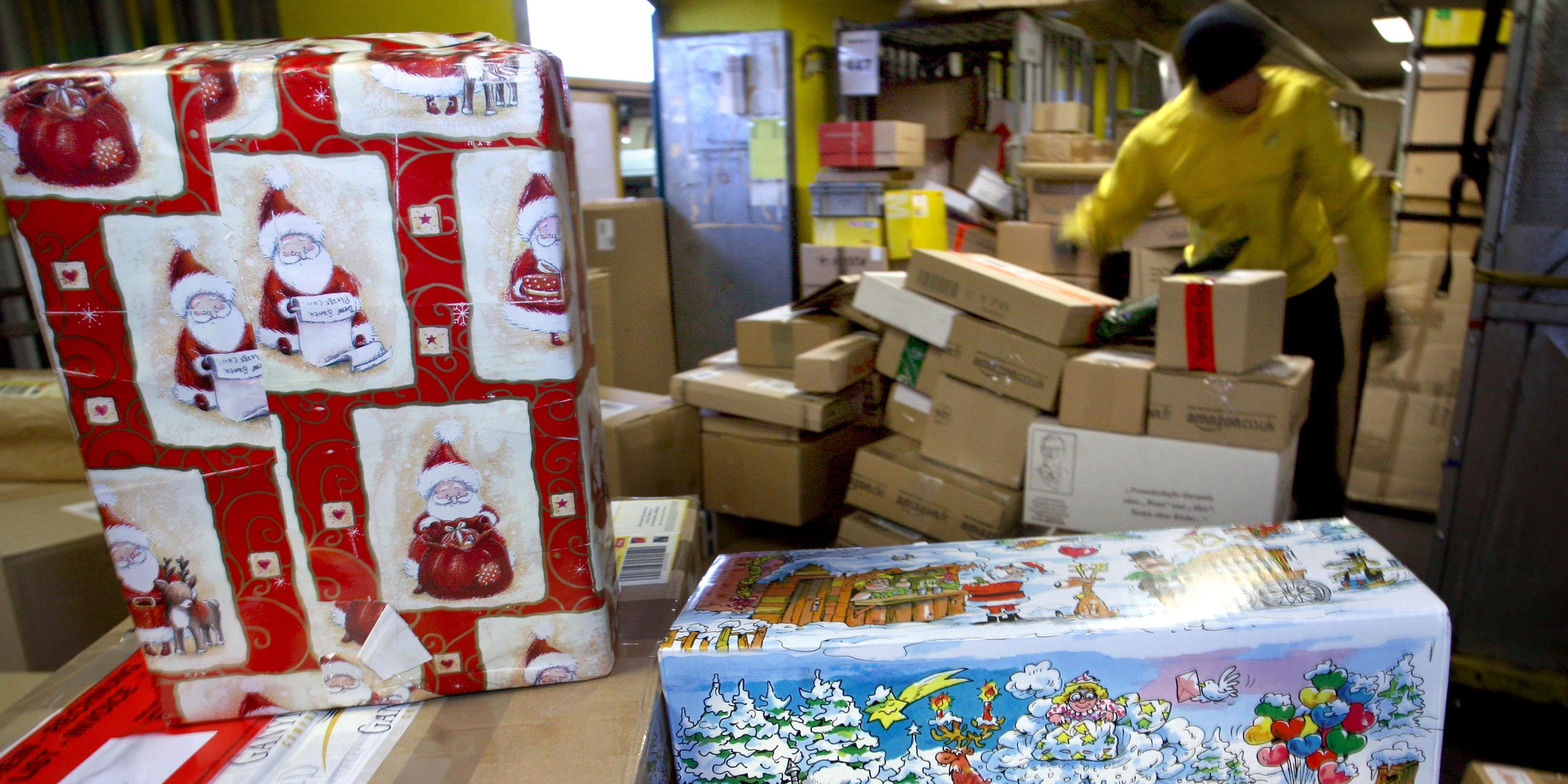 Berlin: Weihnachtlich verpackte Pakete im Paketzentrum. Archivbild