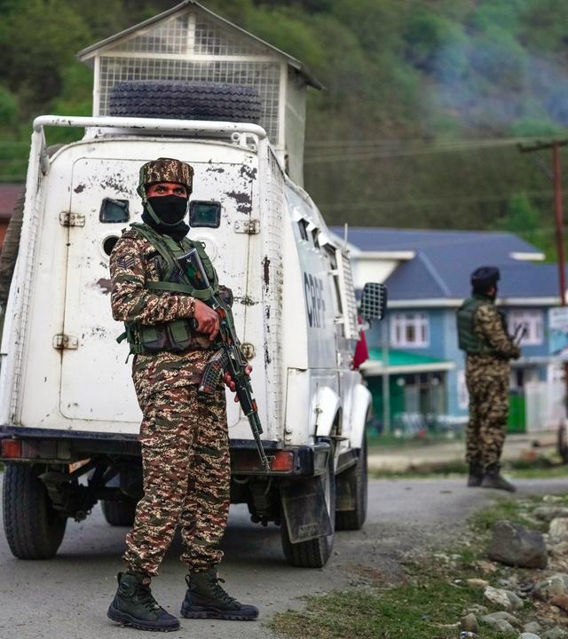 22.04.2025, Indien, Pahalgam: Indische Sicherheitsbeamte stehen in der Nähe von Pahalgam im Süden Kaschmirs Wache, nachdem Angreifer wahllos das Feuer auf Touristen im indisch kontrollierten Kaschmir eröffnet haben.