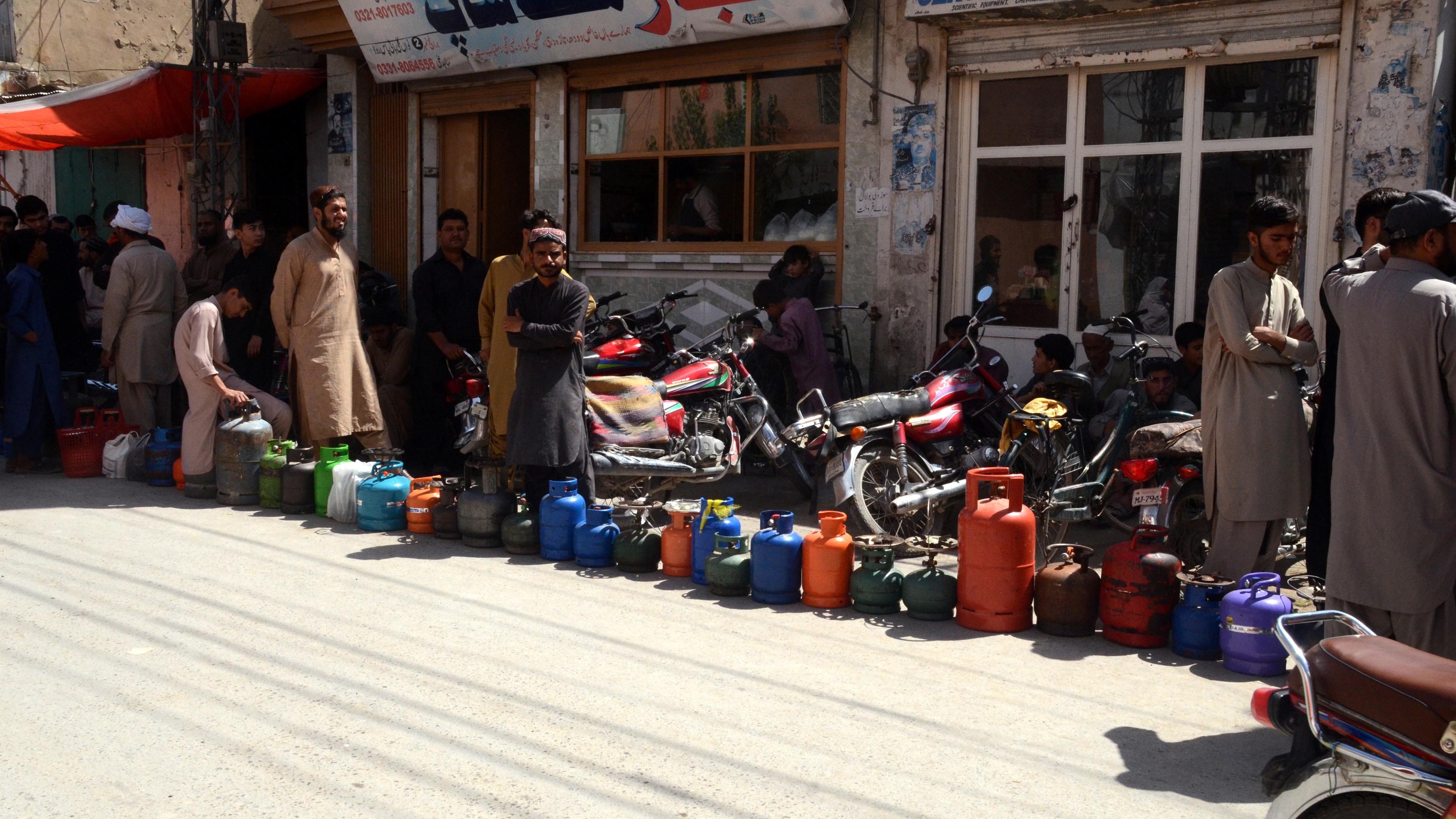 Pakistan, Quetta: Gasflaschen mit Flüssiggas werden am Straßenrand verkauft.