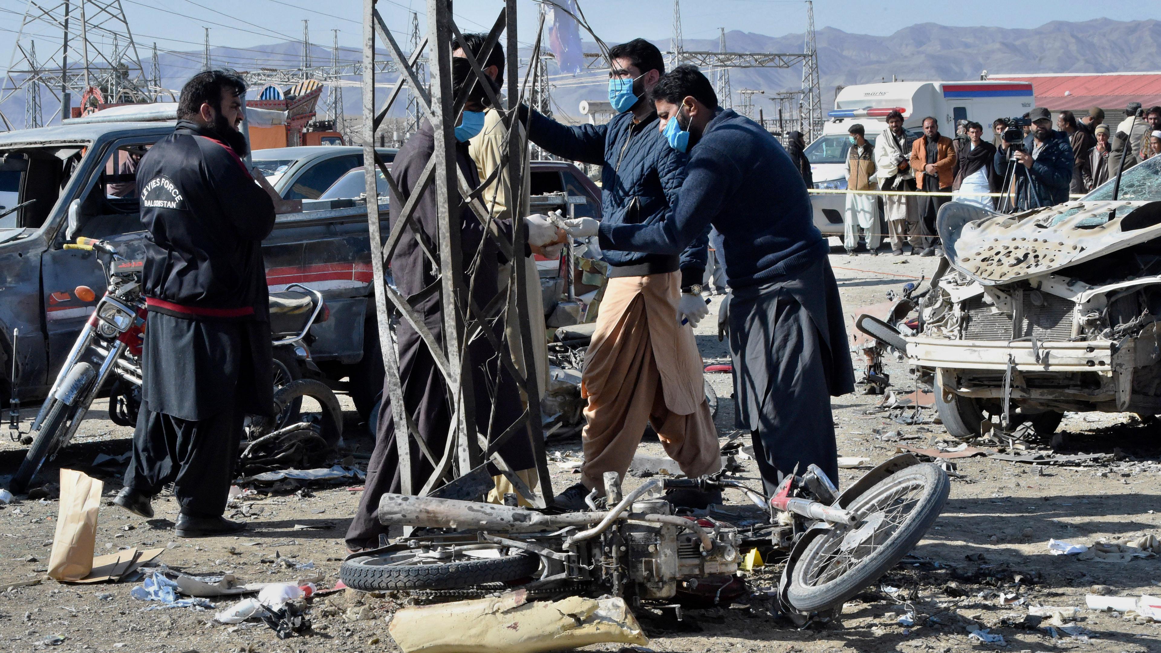 Nach einem Anschlag auf ein Wahlkampfbüro in Khanozai untersuchen Sicherheitsbeamte den Ort der Bombenexplosion