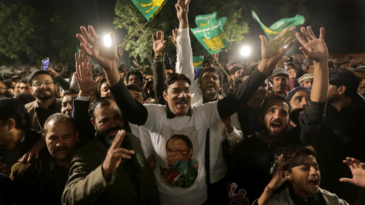 Regierungsbildung in Pakistan wird schwierig enges Rennen ZDFheute