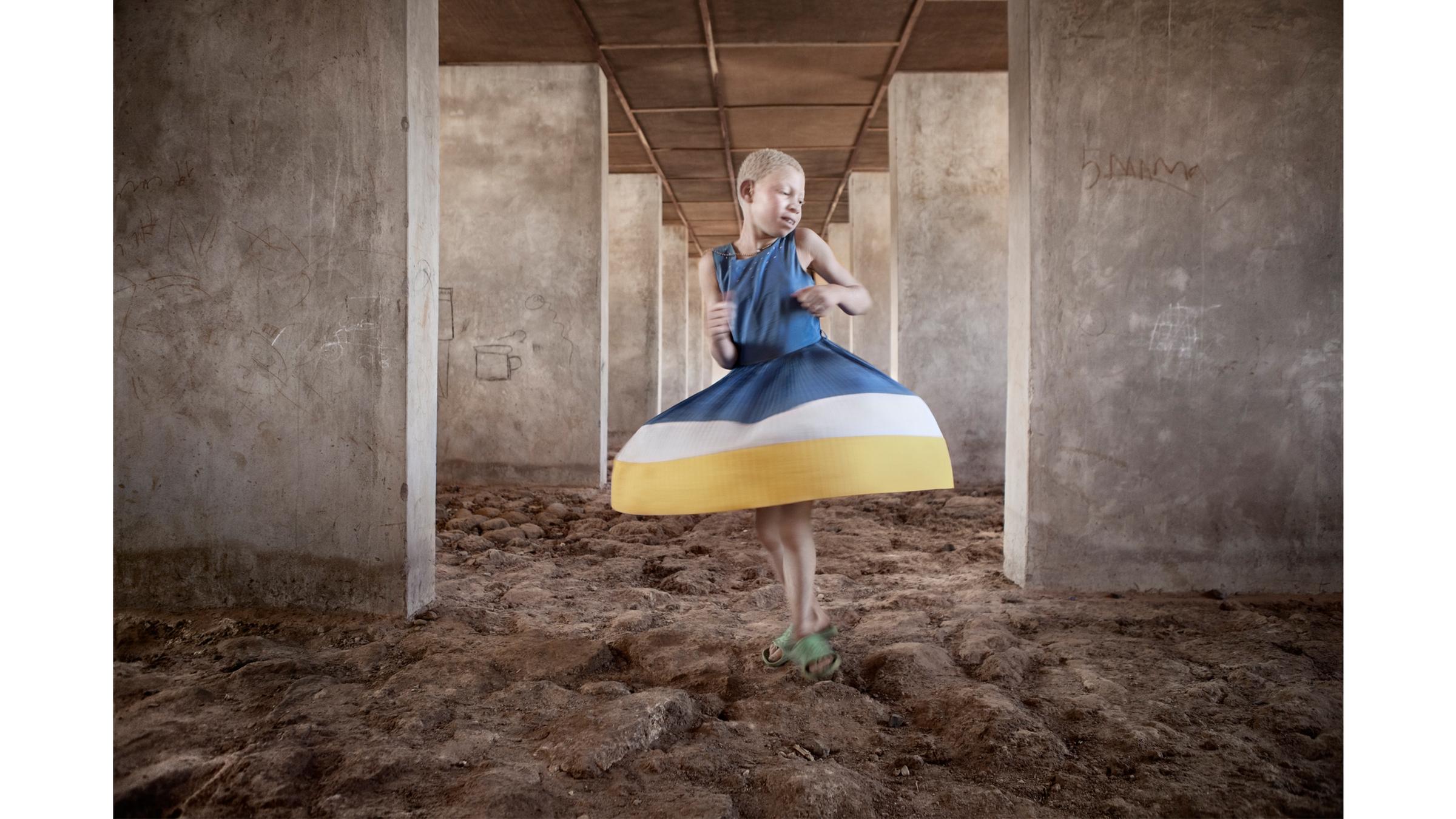 Die tanzende elfjährige Kelen im noch unfertigen Schlaftrakt eines Kinderheimes
