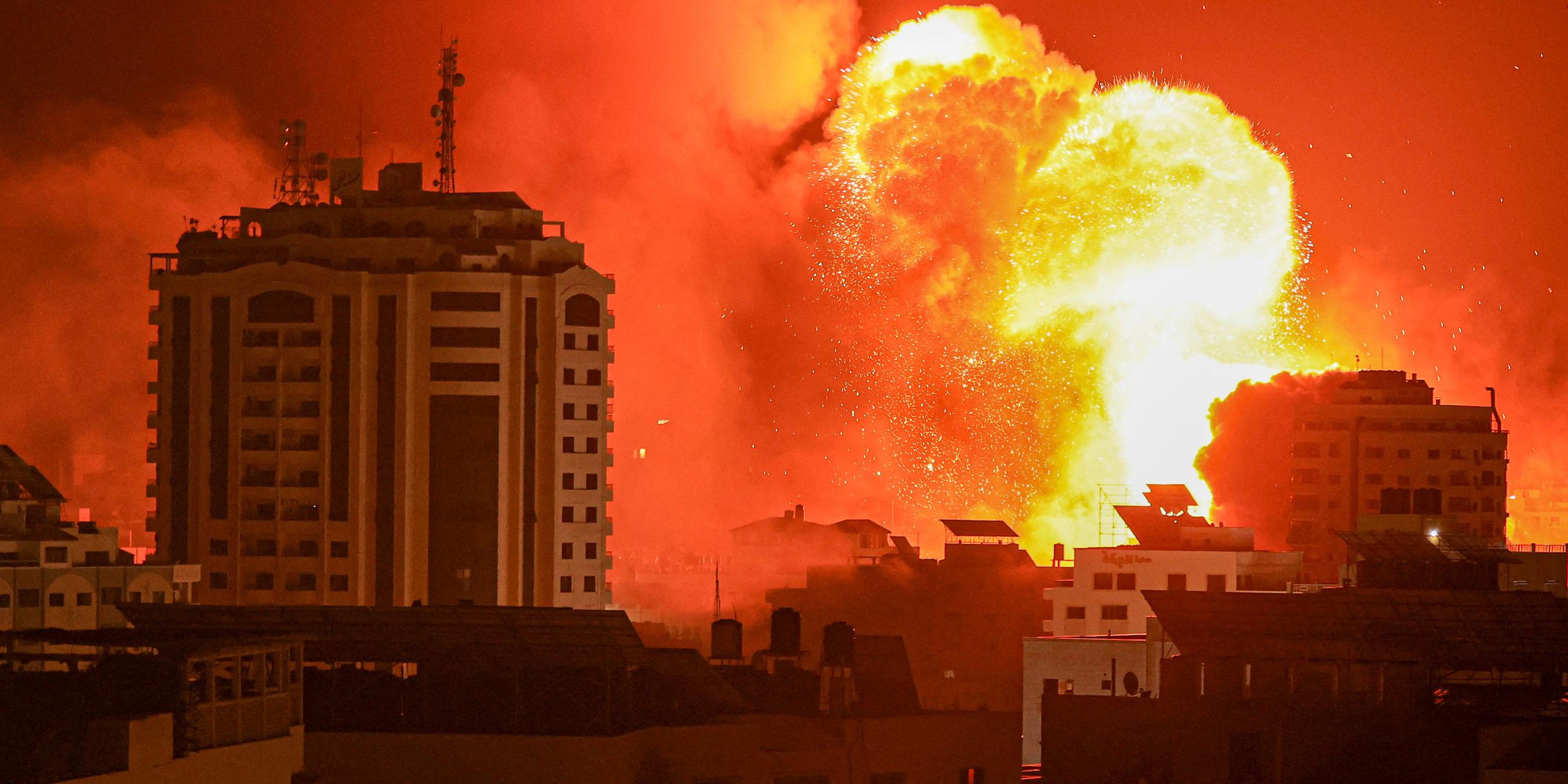 Ein Feuerball entsteht bei einem israelischen Luftangriff in Gaza-Stadt (Palästina), aufgenommen am 09.10.2023
