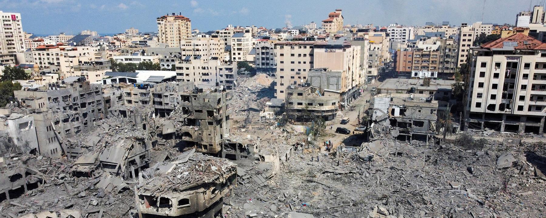 Ein von einem israelischen Luftangriff getroffenes Viertel in Gaza-Stadt liegt in Trümmern, aufgenommen am 10.10.2023