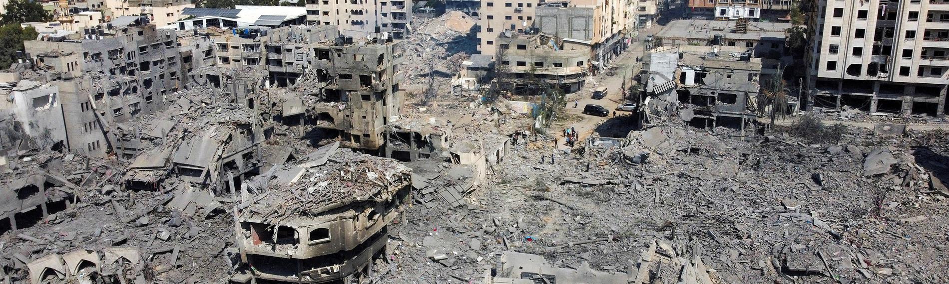 Ein von einem israelischen Luftangriff getroffenes Viertel in Gaza-Stadt liegt in Trümmern, aufgenommen am 10.10.2023