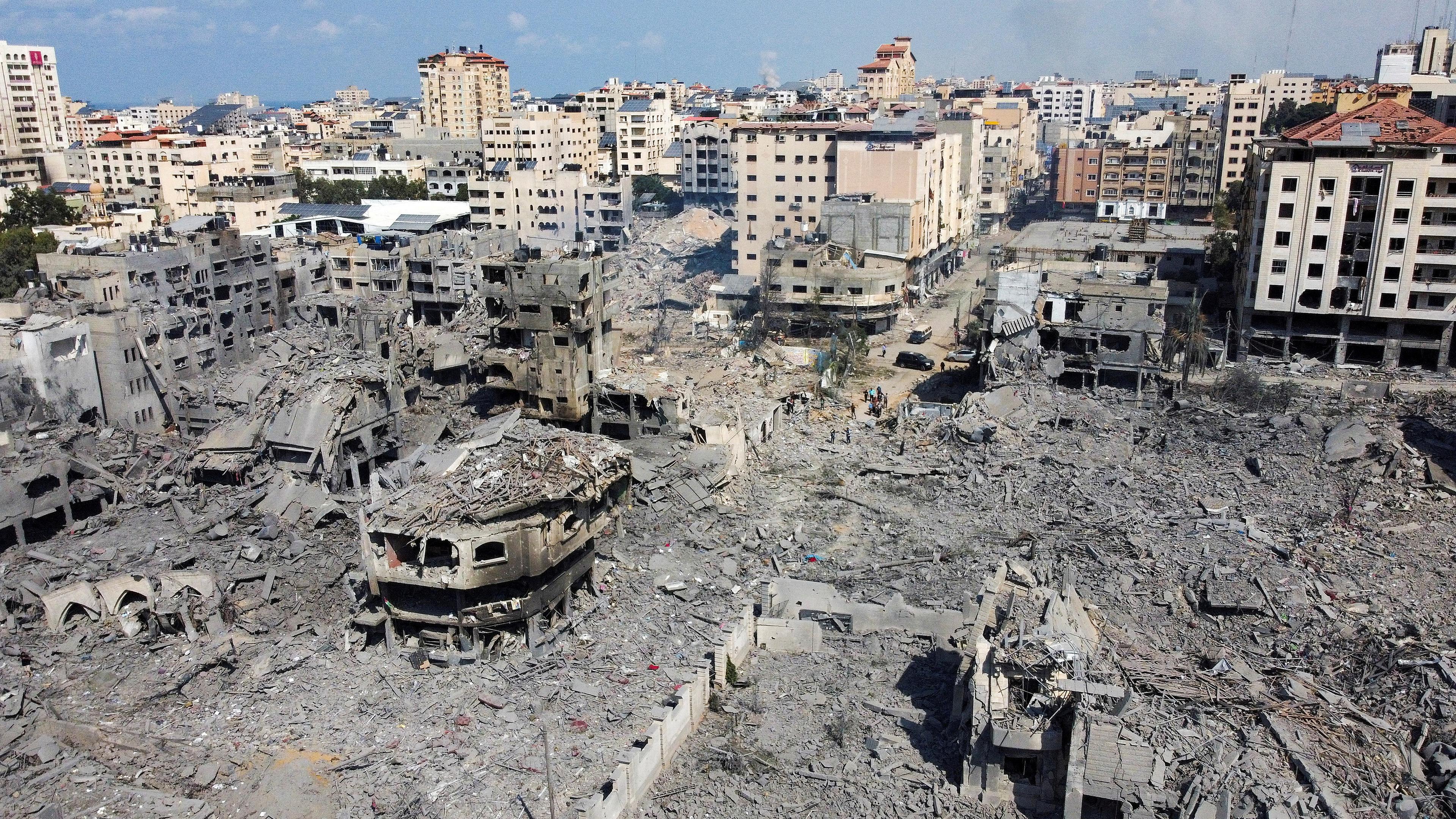 Ein von einem israelischen Luftangriff getroffenes Viertel in Gaza-Stadt liegt in Trümmern, aufgenommen am 10.10.2023