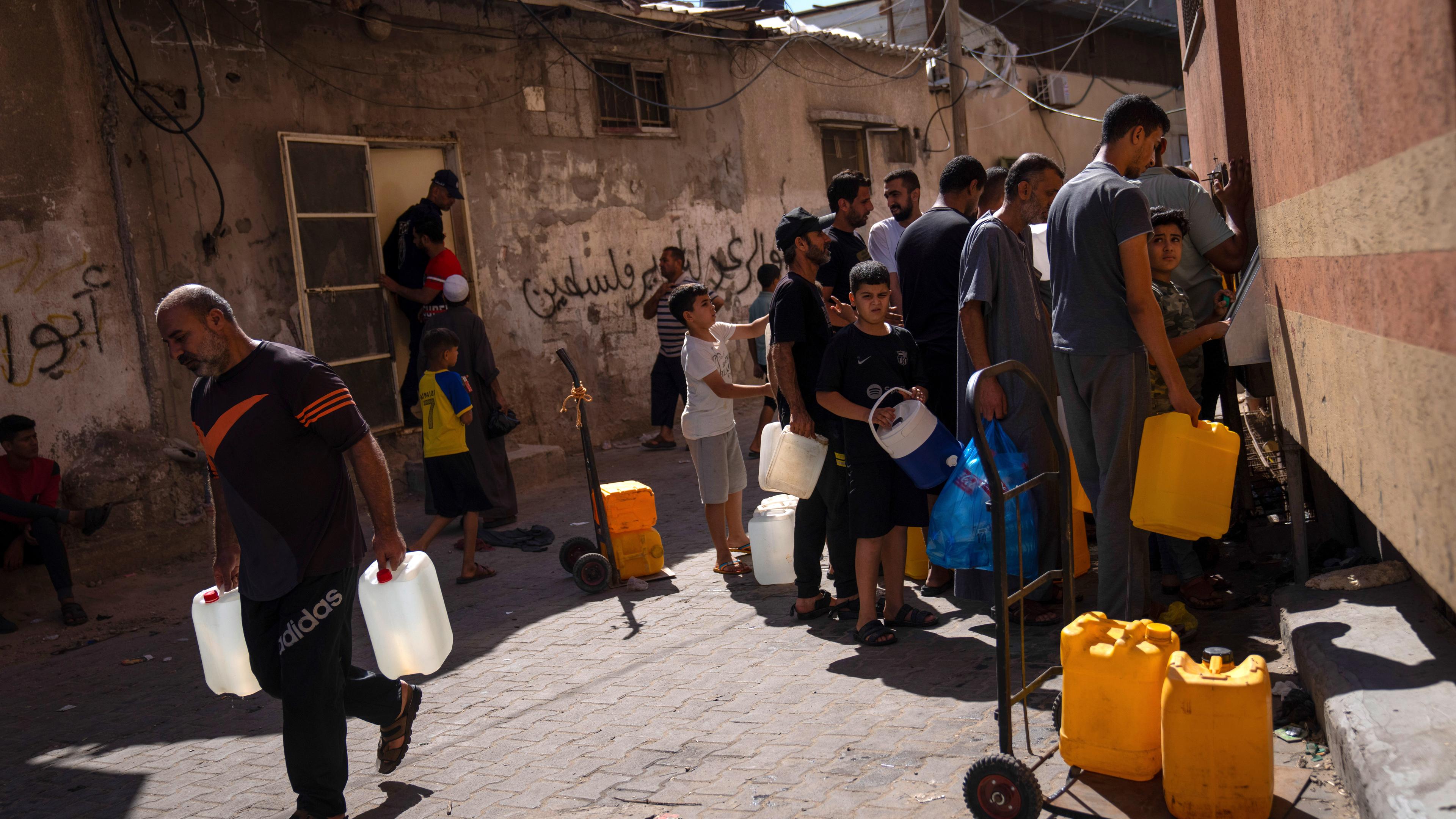 Palästinenser holen in Khan Younis im Gazastreifen Wasser aus einem Wasserhahn, da das Trinkwasser knapp ist, aufgenommen am 15.10.2023