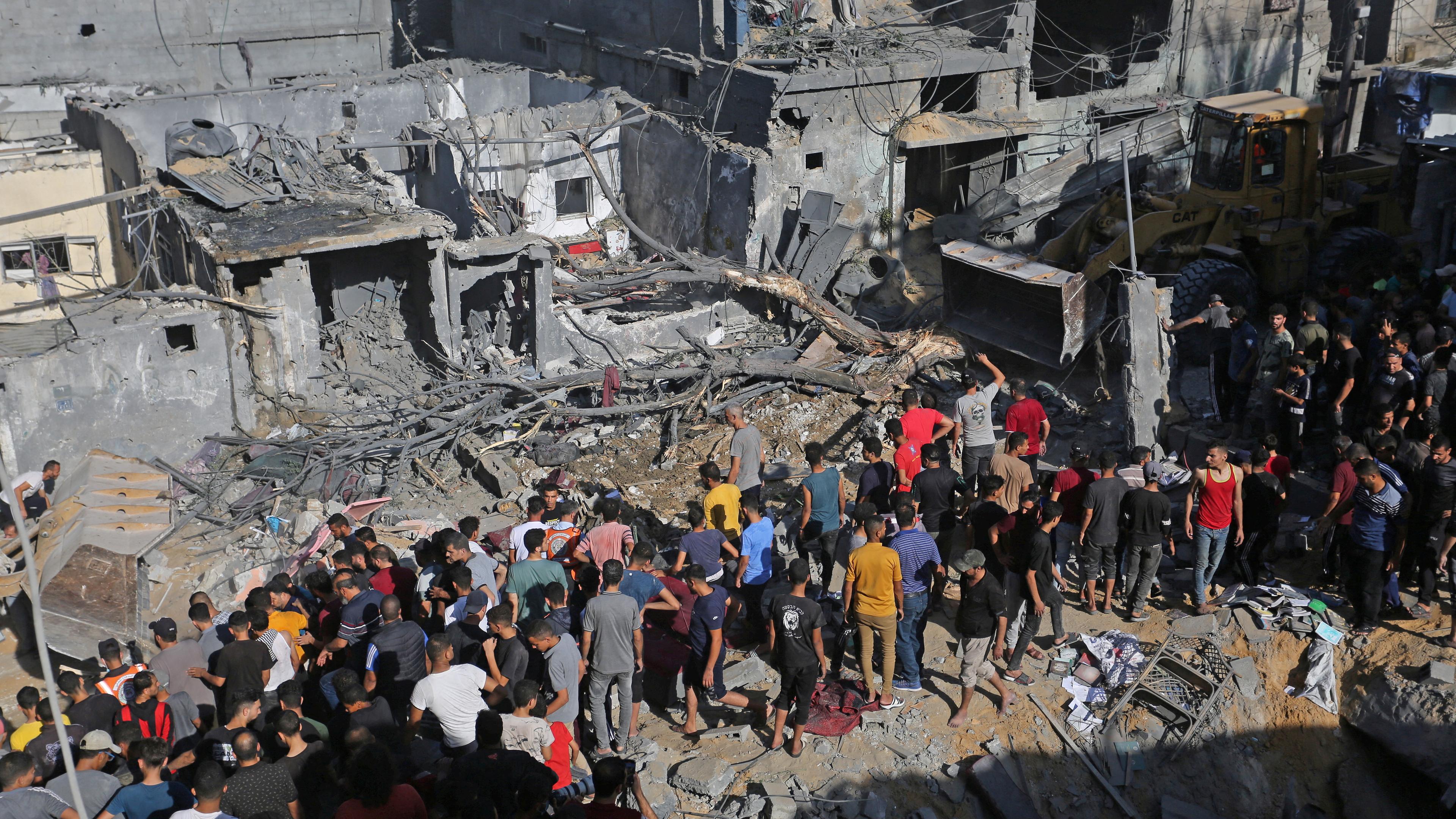 Palästinenser führen Rettungsarbeiten an der Stelle eines israelischen Angriffs auf ein Haus in Rafah im südlichen Gazastreifen durch, aufgenommen am 30.10.2023