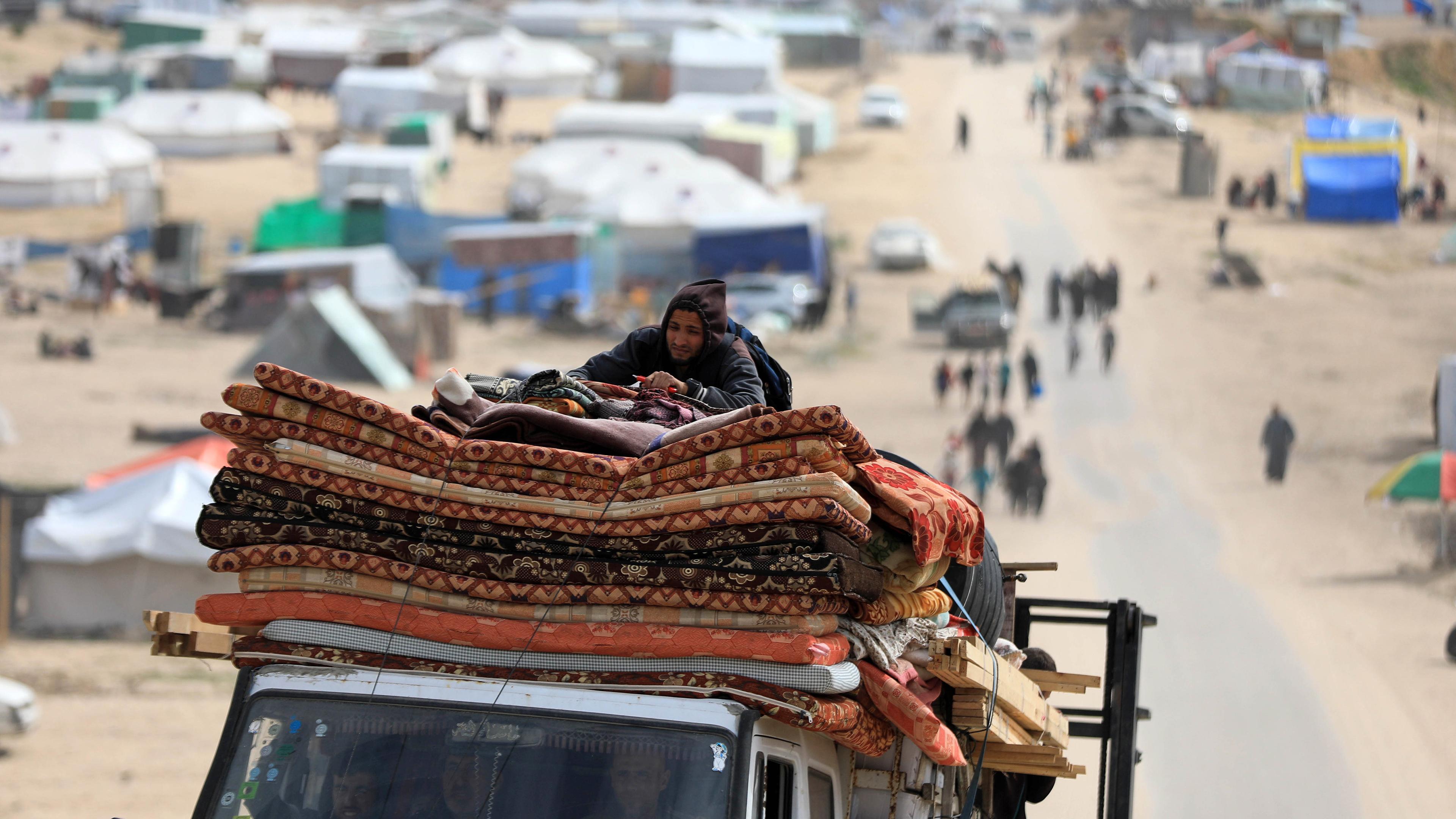 Menschen verlassen ihr Haus nach israelischen Bombardierungen in der Stadt Rafah am 13.02.2024