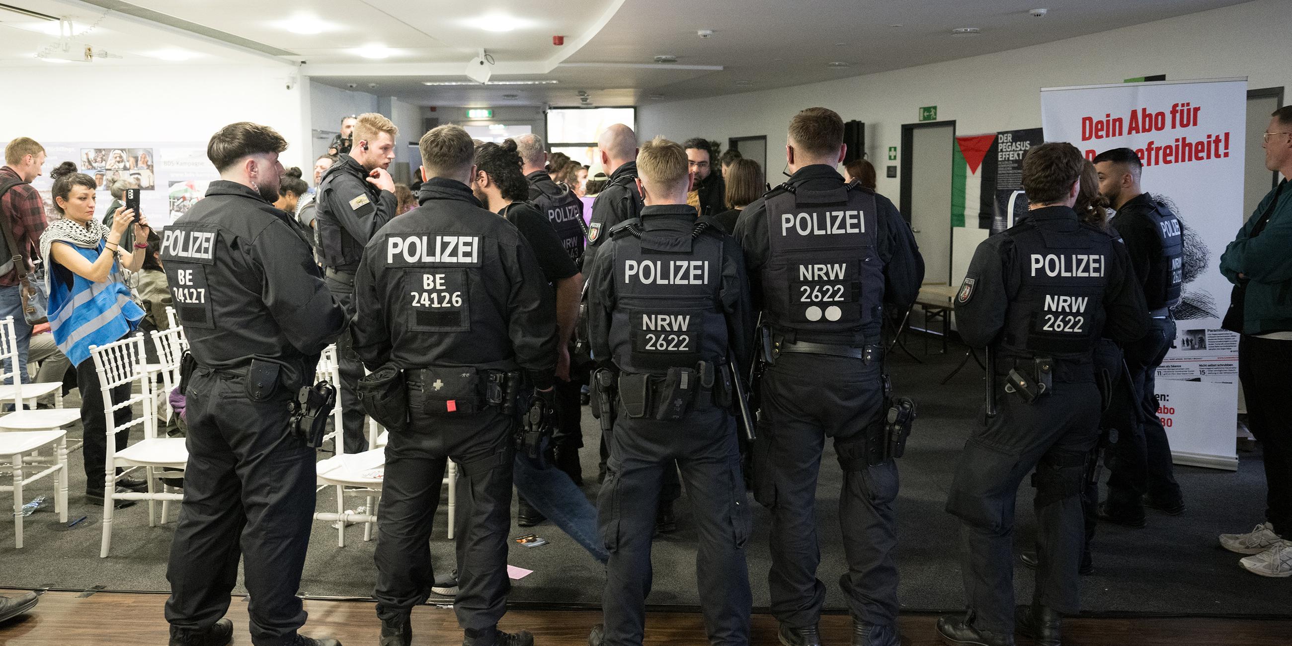 Polizeibeamte unterbricht Palästina-Kongress in Berlin