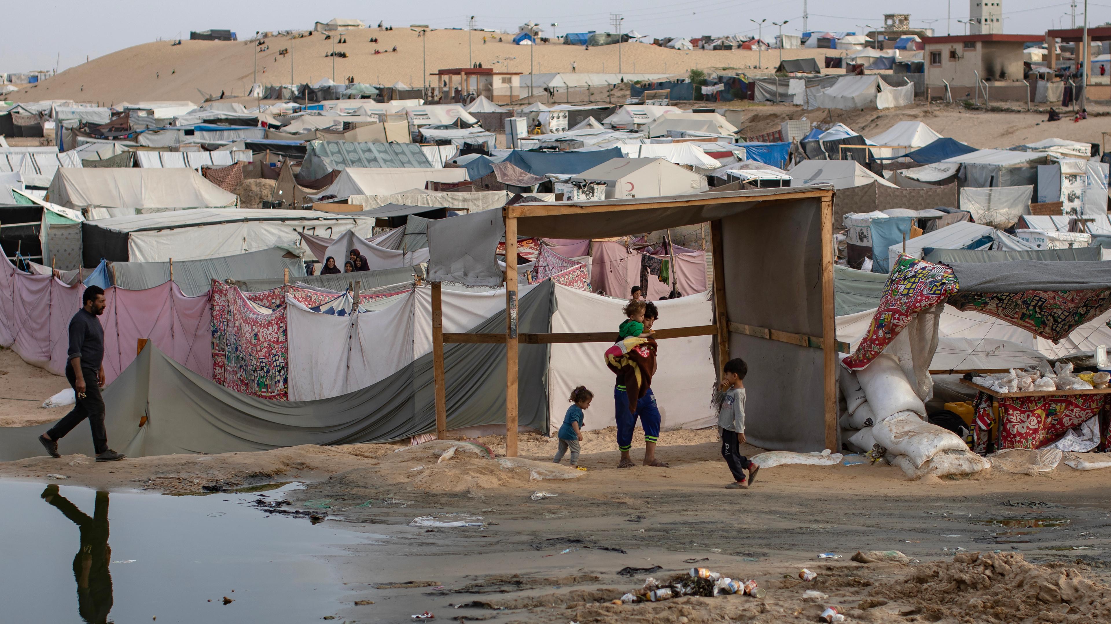 Palästinenser in einem Flüchtlings-Camp bei Rafah.