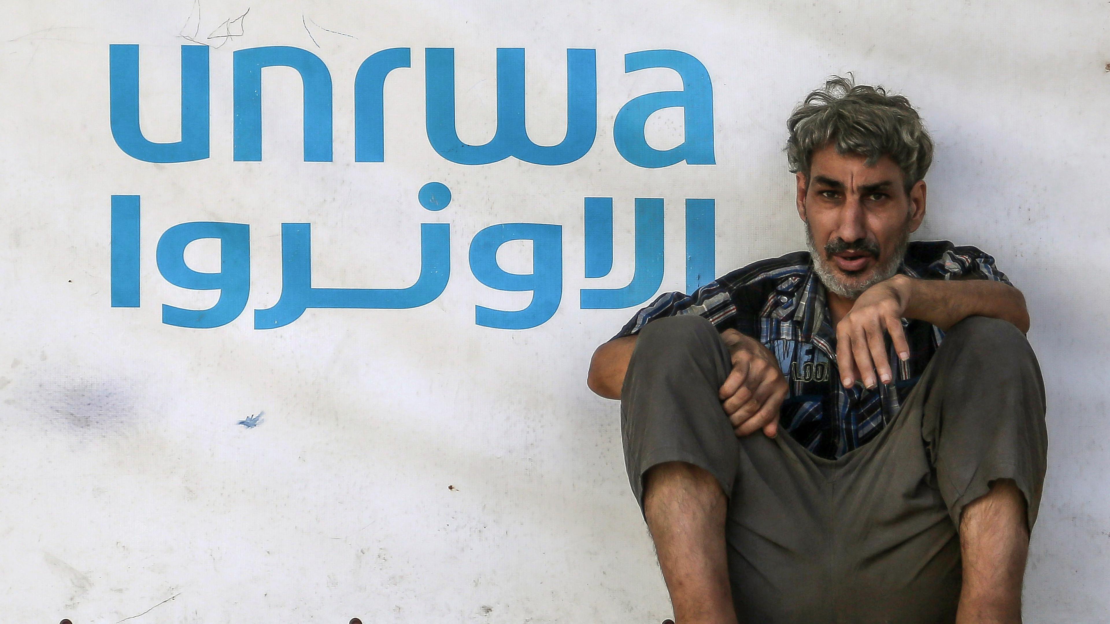 Palästinensischer Flüchtling im Libanon unter dem Schriftzug UNRWA