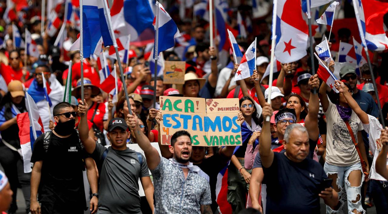 Im Oktober und November protestierten Tausende in Panama mit Flaggen gegen die Kupfermine Cobre Panama.