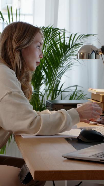 Nicole, die erst im Erwachsenenalter mit ADS diagnostiziert wurde, sitzt an ihrem PC.