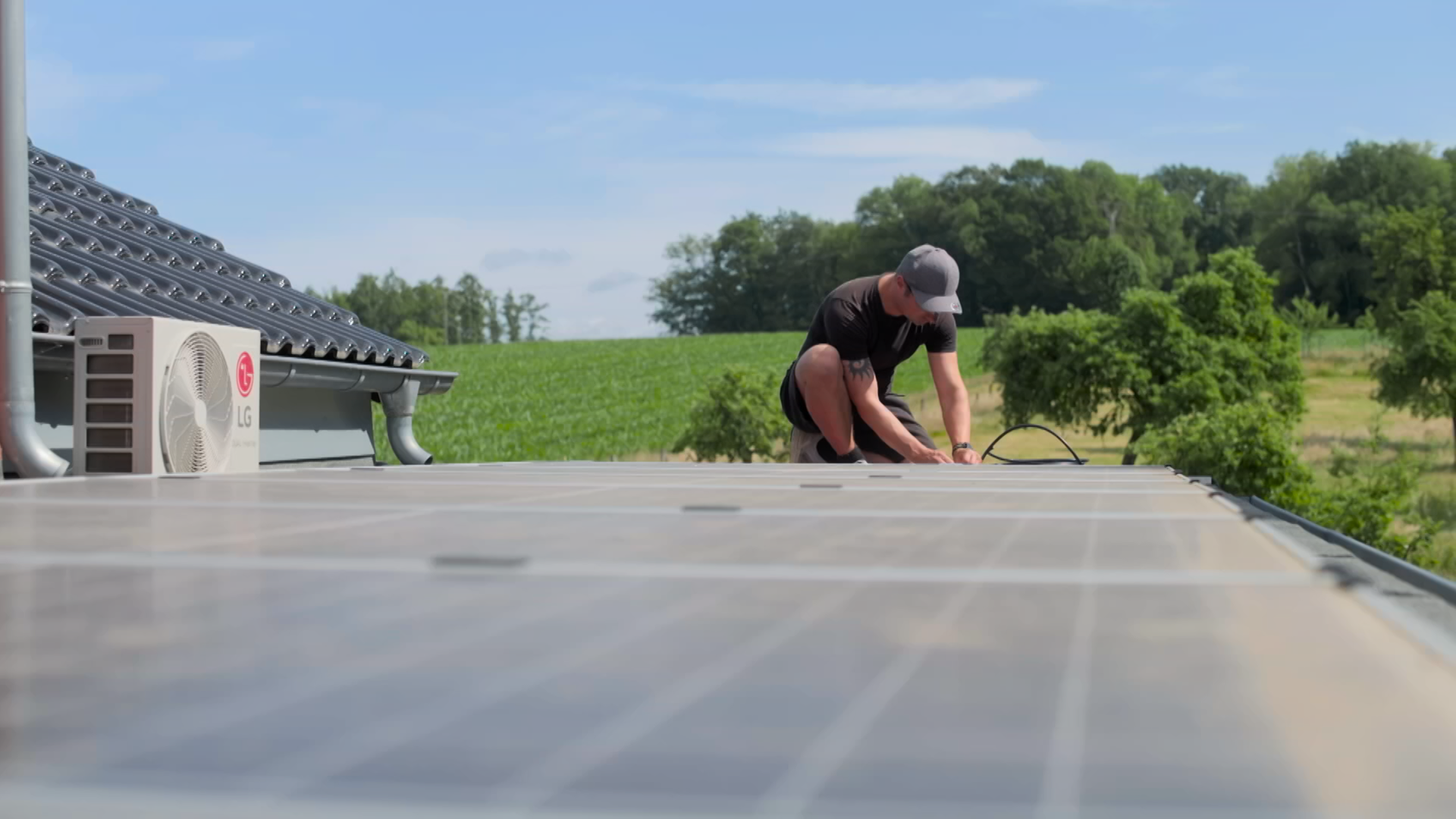 Tüftler Andreas Schmitz bringt Solar-Panels auf seinem Dach an.