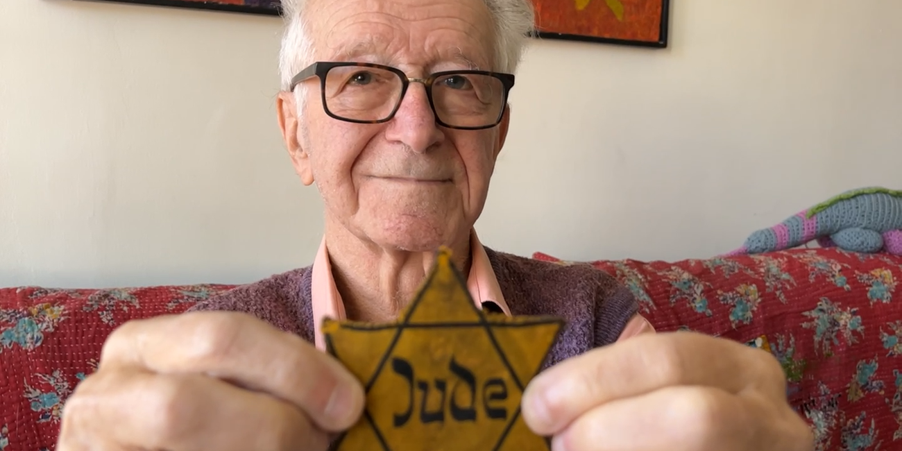 Gido Lev hält einen "Judenstern" in die Kamera