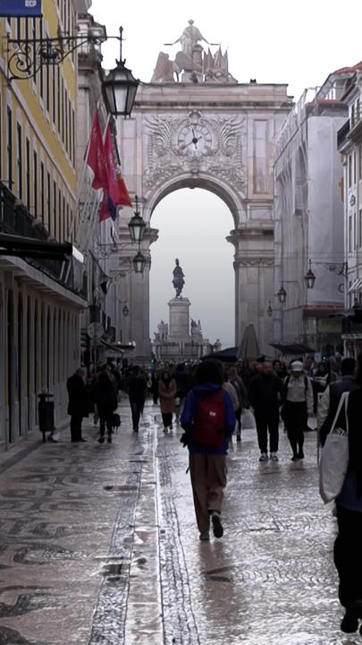Stadtszenerie in Lissabon bei Regenwetter