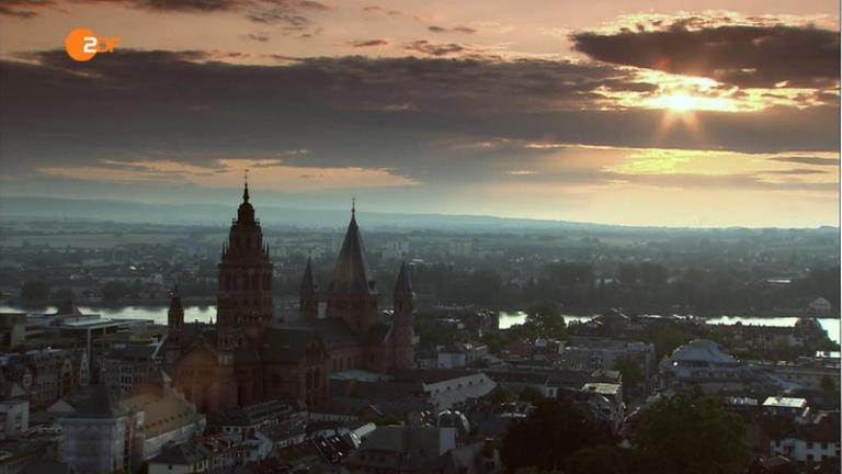 Panoramablick auf Mainz, in der Mitte ist der Mainzer Dom zu sehen.