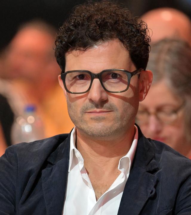 Luigi Pantisano, Bundestagsabgeordneter Die Linke, sitzt beim Bundesparteitag der Linken in der Metropolis Halle in Potsdam.