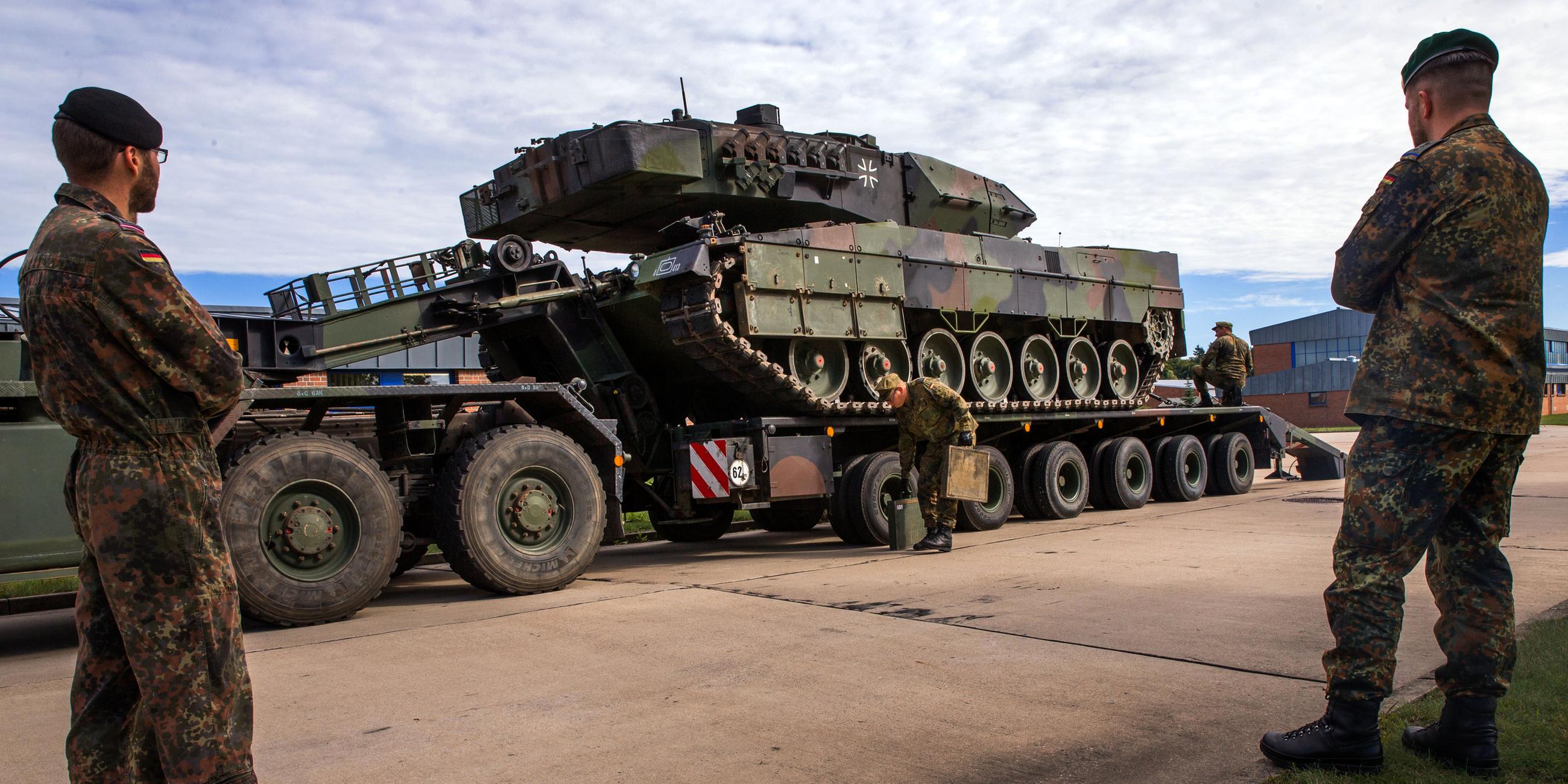 Panzer des Typs Leopard 2 wird für den Transport verladen
